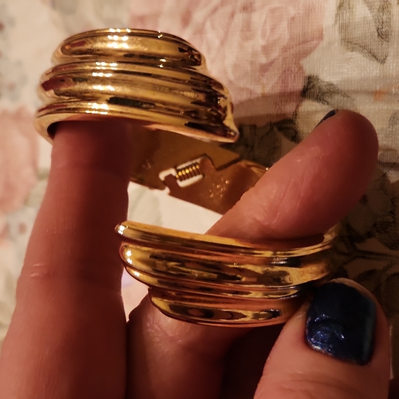 Vintage New gold toned hinged bypass cuff - Picture 4 of 5